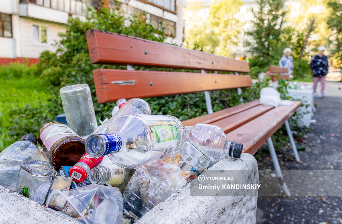 «Мы спим только зимой»: жители дома на Нижне-Луговой в Томске жалуются на ночные пьянки и мусор в сквере под окнами