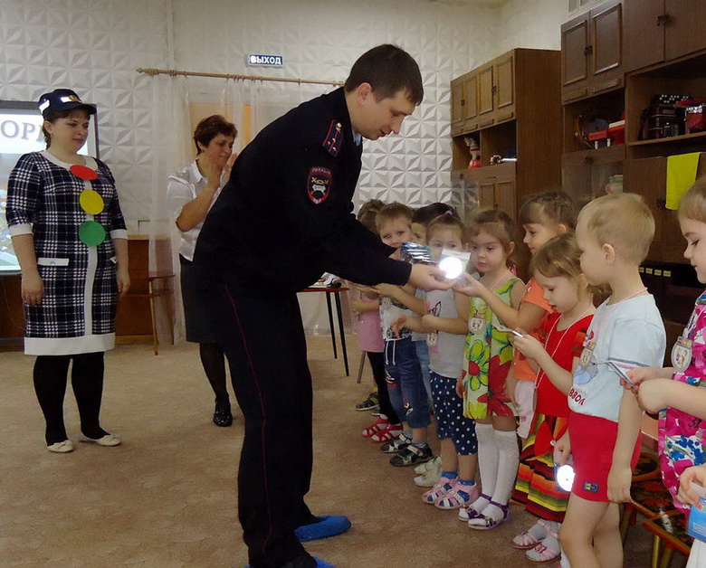 Все ученики младших классов получат светоотражающие брелоки и браслеты