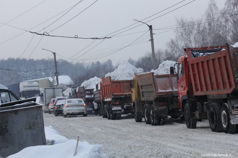 Накануне по дороге на снегоотвал образовался затор из-за разгружающихся КамАЗов (фото)