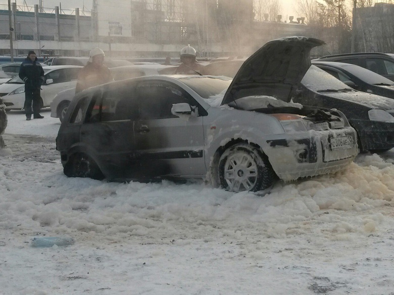 Три автомобиля пострадали от огня на стоянке в Томске (фото)