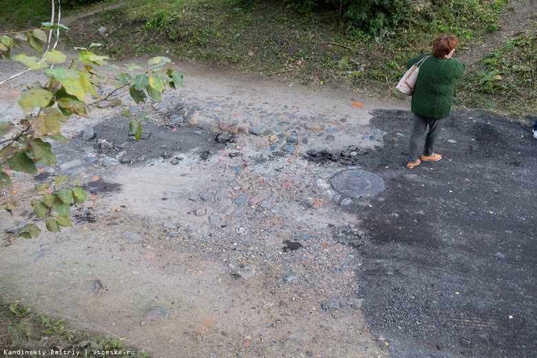 «Томскводоканал» загерметизирует канализационные колодцы на ул.Бакунина