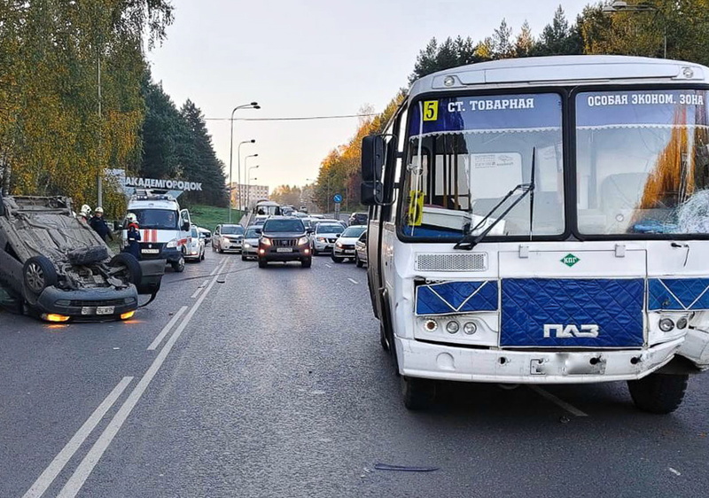 Машина перевернулась на крышу после ДТП с маршруткой в Томске