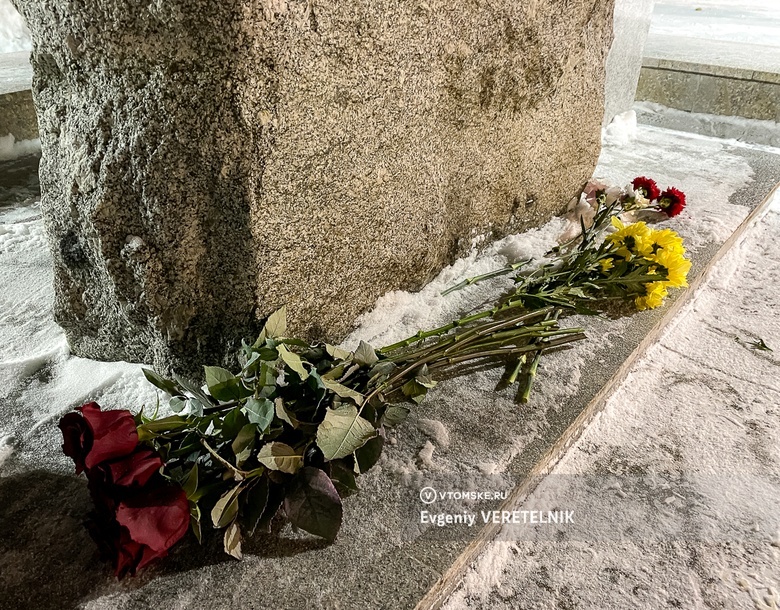 Жители Томска несут цветы к Камню скорби после новостей о смерти Навального