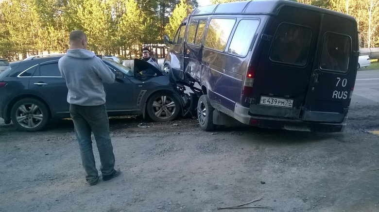 Водитель «Газели» попал в больницу после столкновения с Infiniti в Северске