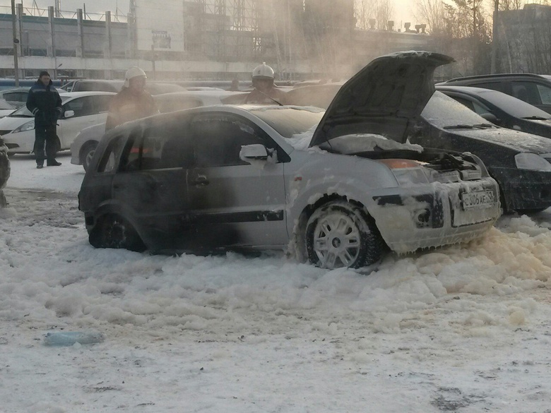 Три автомобиля пострадали от огня на стоянке в Томске (фото)