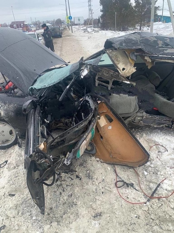 Toyota врезалась в фонарный столб в Асино, погибла пассажир