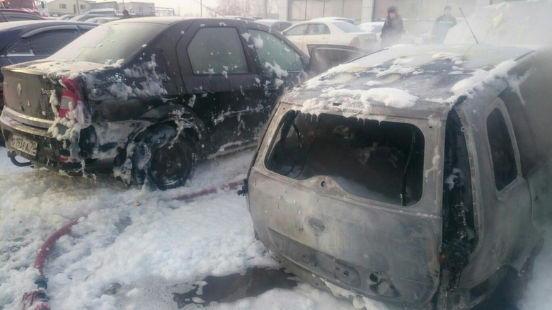 МЧС: во вторник шесть авто пострадали от огня на стоянке в Томске