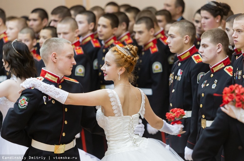 Закружились в вальсе: фоторепортаж с кадетского бала в Томске