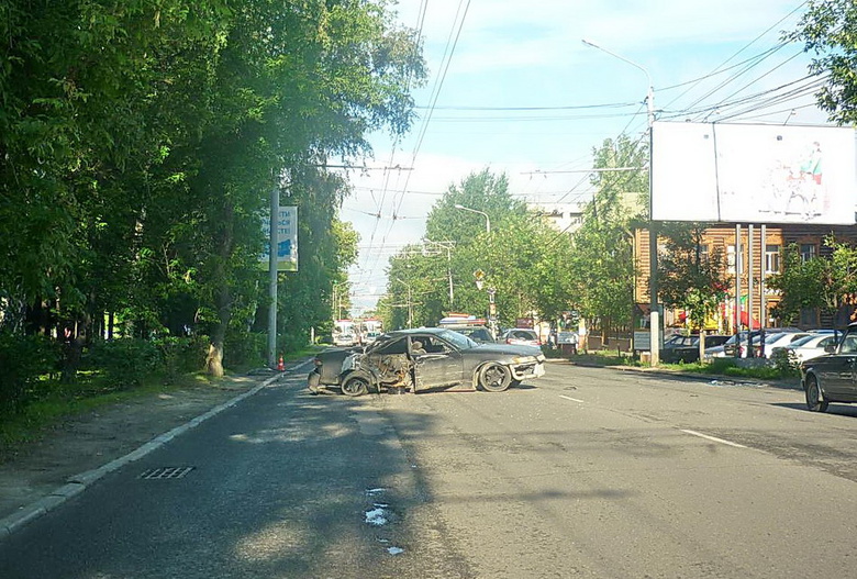 Иномарка врезалась в опору освещения, пострадала водитель