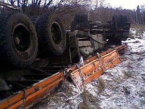 На трассе Томск - Мариинск перевернулся КаМАЗ. Водитель грузовика погиб