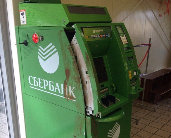 Полиция задержала подозреваемых в попытке украсть банкомат из супермаркета