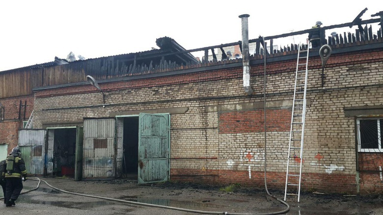 Крупный пожар произошел в гараже томского техникума на Суворова