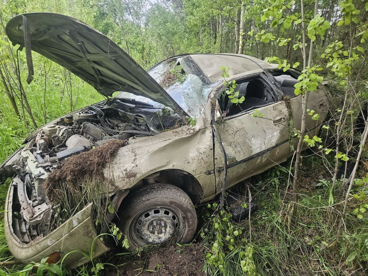 Пьяный водитель Toyota съехал в кювет на трассе в Томской области. Пострадали двое детей и женщина