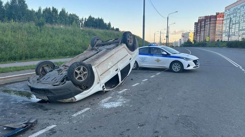 Машина перевернулась после ДТП в Томске