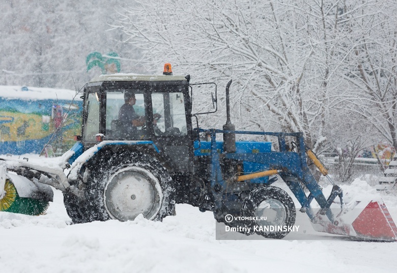 Уборщик снега повредил машину, бегая за ней по парковке в Томске. Его напарник устроил гонки на тракторе