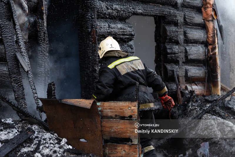 Двоих мужчин и женщину спасли из пожара в Асино. Огонь затронул 2 жилых дома