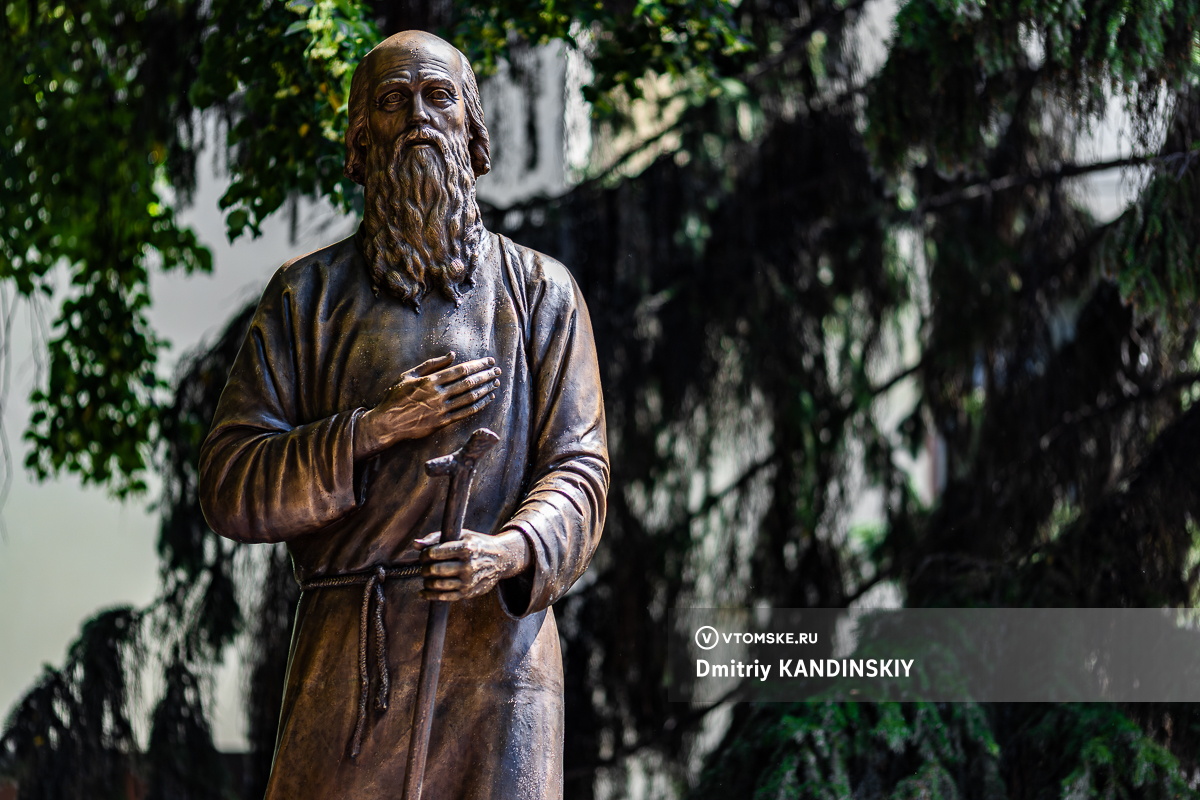 Памятник старцу Федору Кузьмичу установили в центре Томска | 05.07.2024 |  Томск - БезФормата