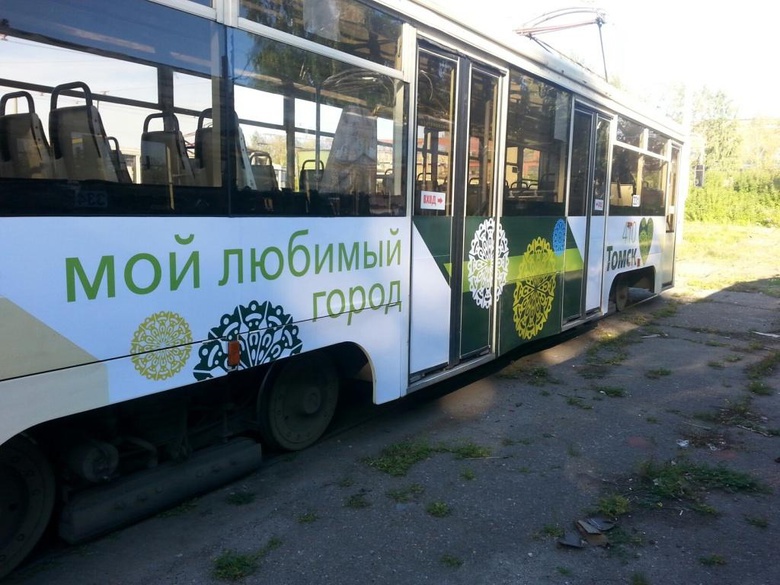 По улицам города курсируют празднично украшенные троллейбусы и трамваи