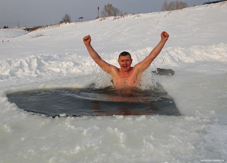 Томские моржи искупались в -33°С в Курье (фото)