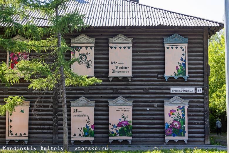 Рисунки в стиле немецких шпрухов появились на окнах старинного дома в Томске
