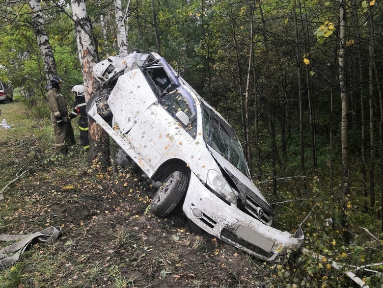 Toyota врезалась в дерево на трассе под Томском. Водителя доставили в больницу