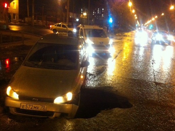 Автомобиль попал в яму на проезжей части Комсомольского (фото)