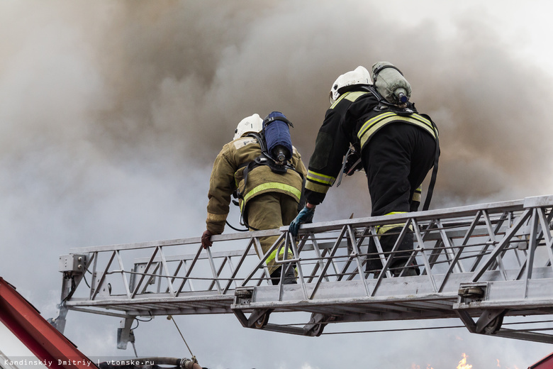 Пожарные спасли десять человек из горящего дома в Томске