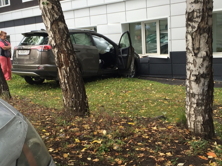 Припаркованная на спуске Toyota врезалась в стену общежития ТГУ