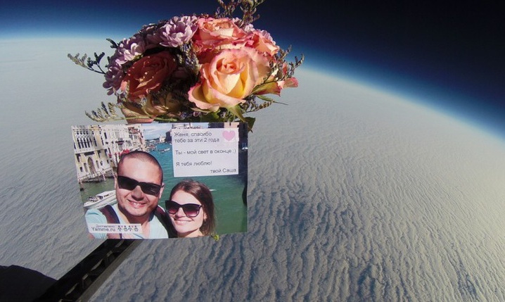 Томич поздравил супругу с годовщиной, запустив букет цветов в «космос»