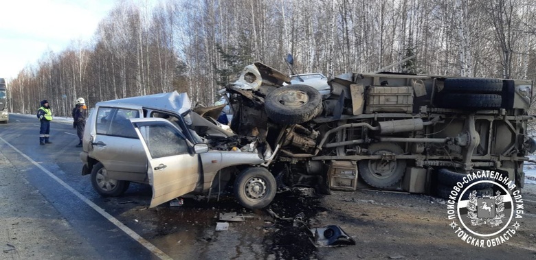 Водитель легковушки погиб при лобовом ДТП с грузовиком на томской трассе