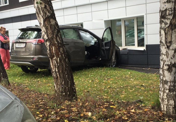 Припаркованная на спуске Toyota врезалась в стену общежития ТГУ