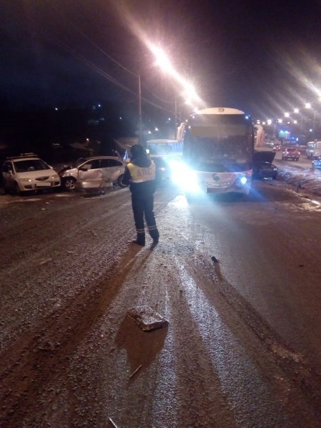 Пять машин столкнулись на Балтийской в Томске. Трех человек увезли в больницу