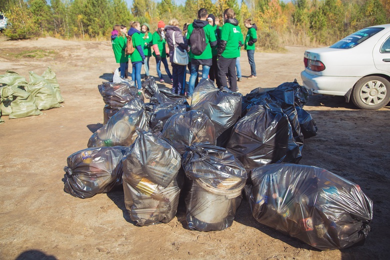 Волонтеры из Томска и Северска навели порядок на Нефтехимовском озере (фото)