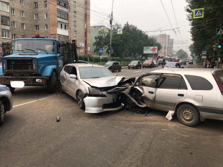 МВД: грузовик САХа спровоцировал воскресное ДТП с 2 иномарками на пр. Фрунзе