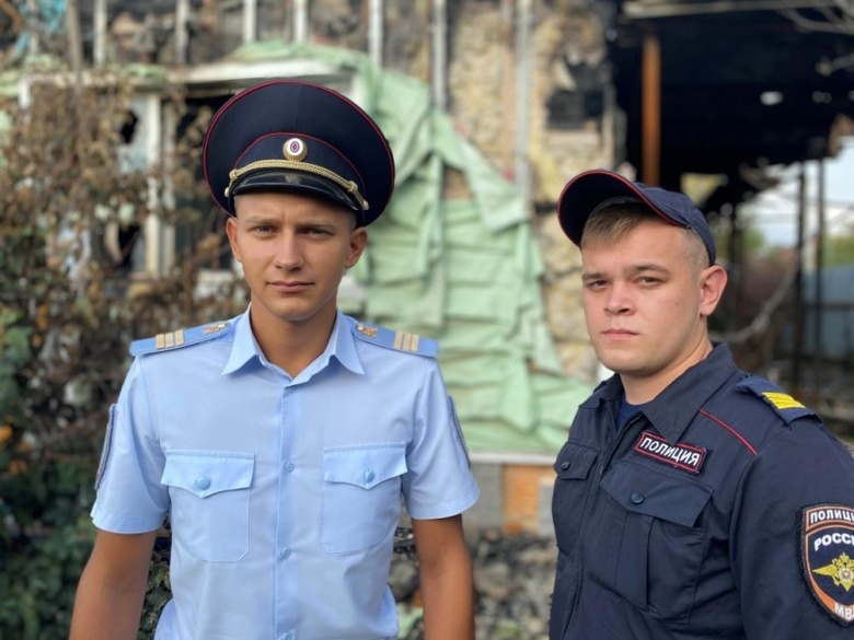 Полицейские спасли двоих из горящего дома в Кисловке