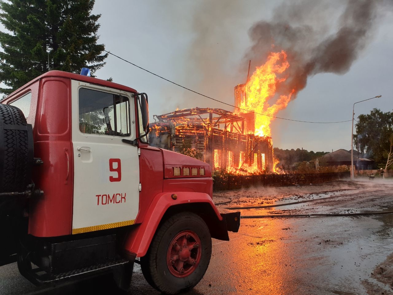 Деревянная церковь горит в Зоркальцево | 04.07.2020 | Томск - БезФормата