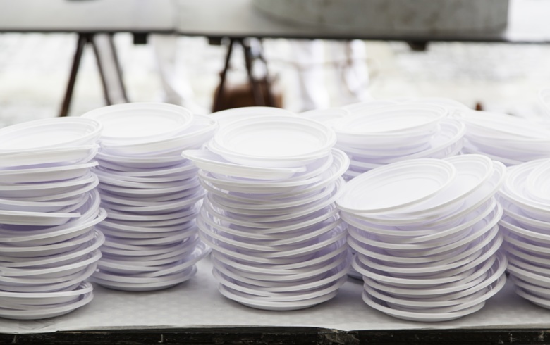 Власти Белоруссии запретят одноразовую пластиковую посуду в общепите
