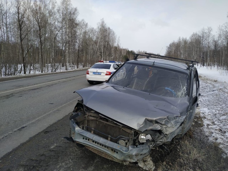 Два человека пострадали при столкновении встречных авто под Томском