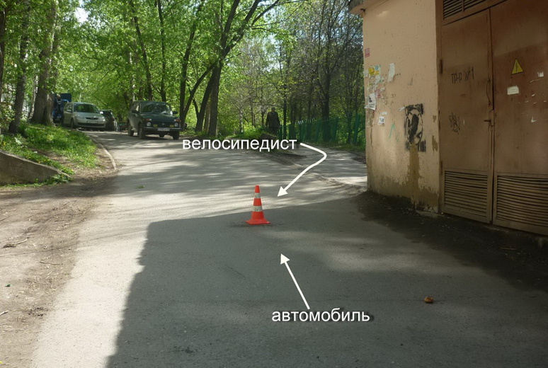 Автомобиль сбил подростка-велосипедиста во дворе дома