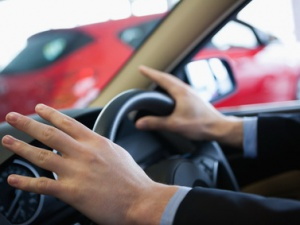 В результате ДТП автомобиль сбил женщину на тротуаре