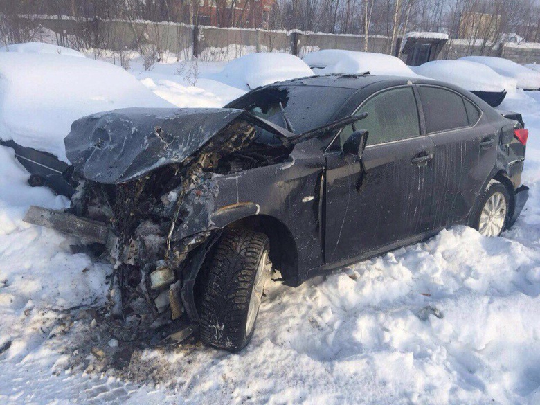 Lexus, наехав на колесо КамАЗа под Стрежевым, упал в кювет и загорелся
