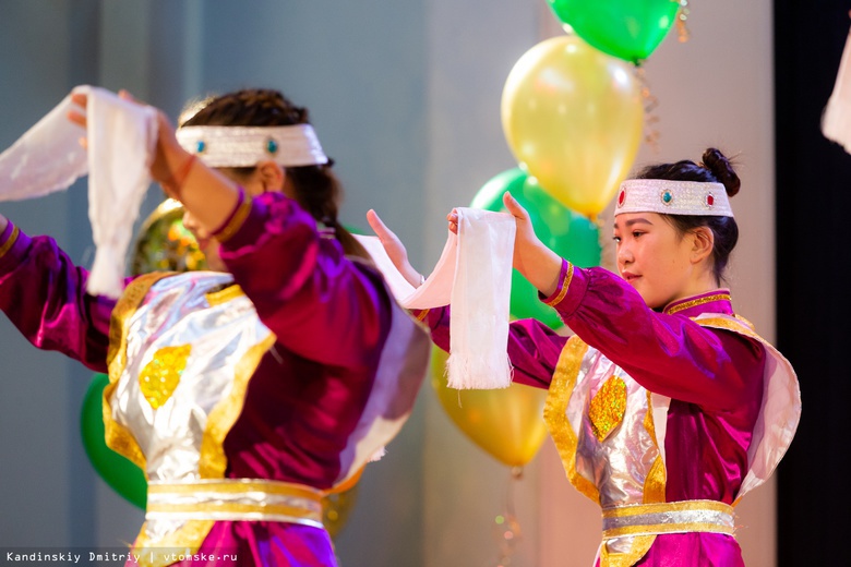 Монгольские танцы и русские песни: гала-концерт национальных культур прошел в ТПУ