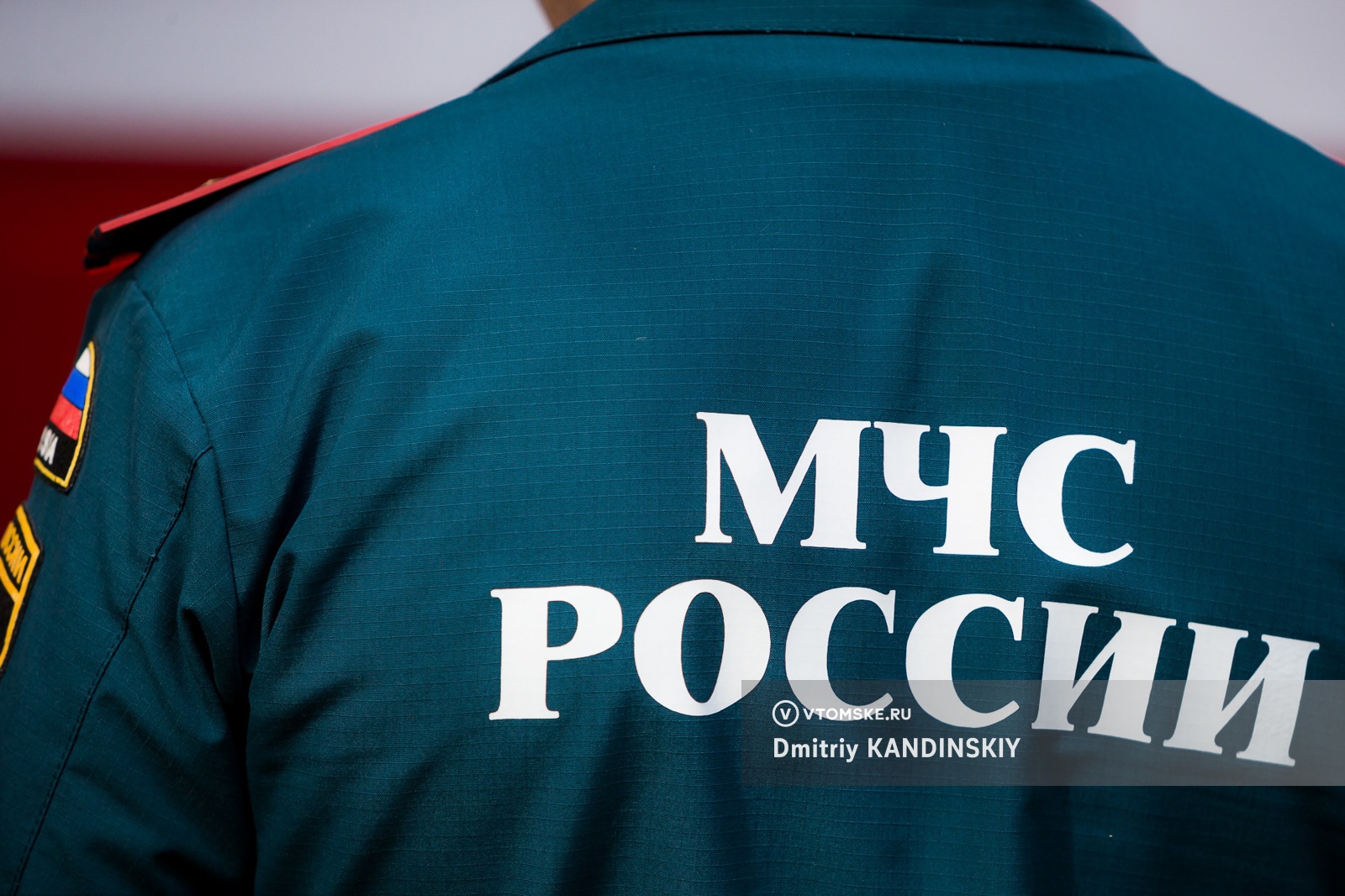 Пожарные спасли троих взрослых и одного ребенка из горящего дома в Томске