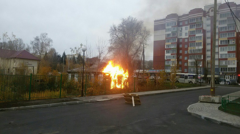 На Сибирской горел расселенный дом (фото)