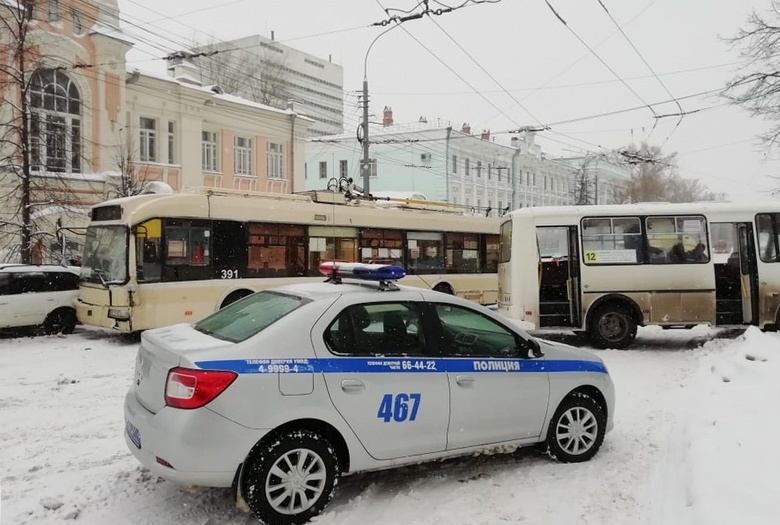 Маршрутка врезалась в троллейбус в центре Томска, движение заблокировано