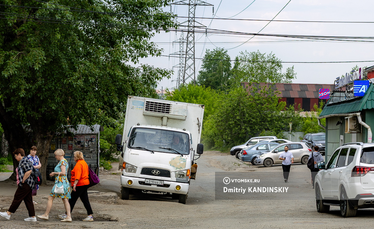 Дорога без ремонта с 90-х: в Томске займутся одной из самых разбитых улиц