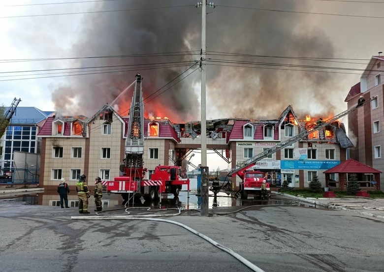 Крупный пожар произошел в торгово-офисном здании на окраине Томска
