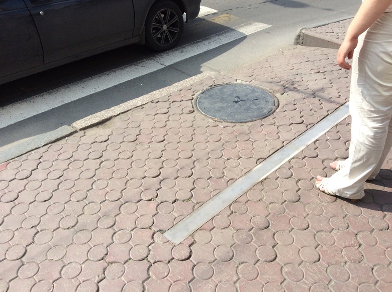Единственный в Томске «лежачий светофор» сломался из-за дождей