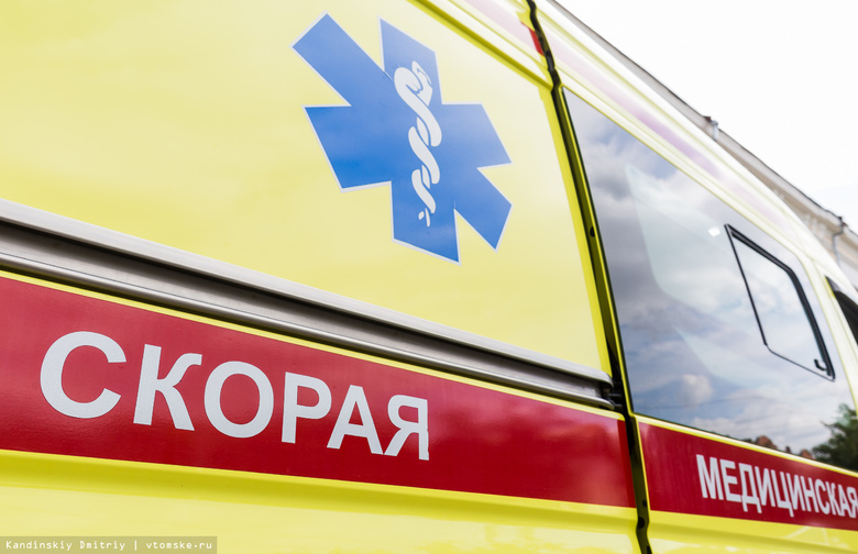 Иномарка наехала на ограждение дороги в Томске, пострадали двое