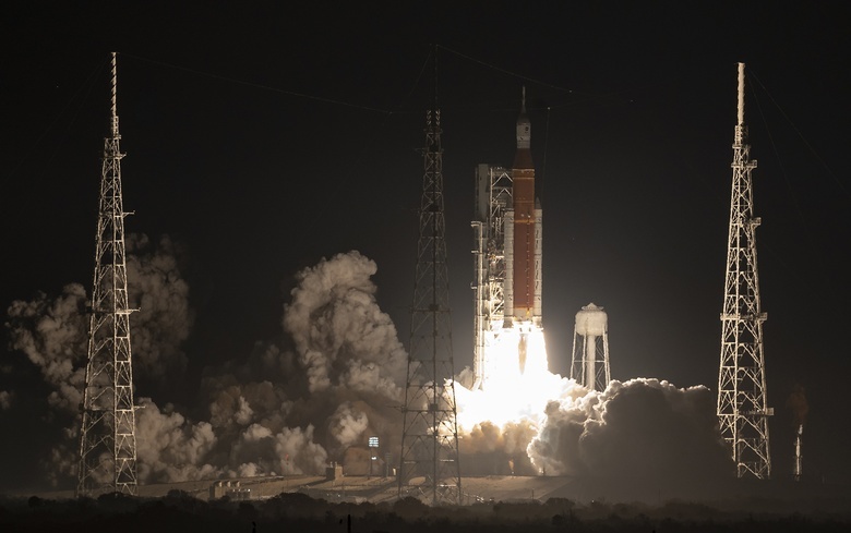 NASA отправило к Луне космический корабль «Орион»